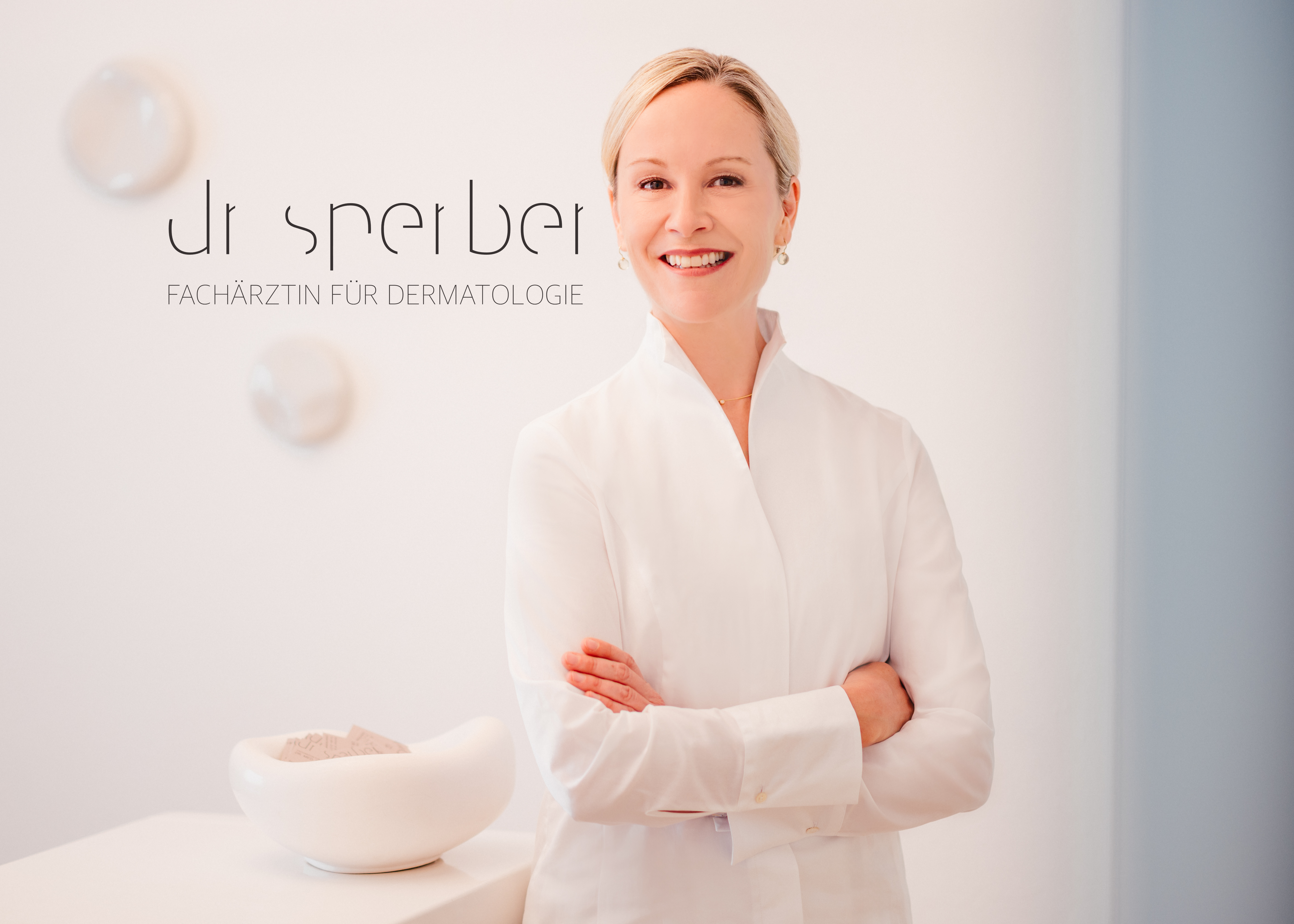 Dr. med. Svea Silja Sperber in ihrer dermatologischen Praxis